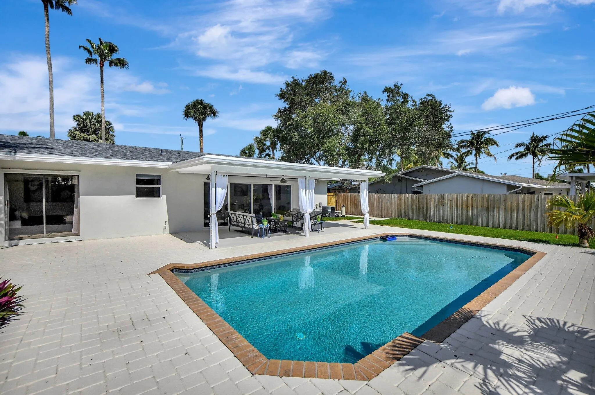 Pool/Patio Private Yard