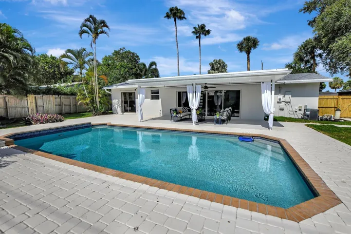 OPen Pool & Undercover Patio