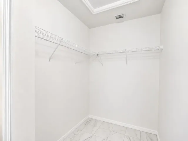 11_Walk_In_Closet