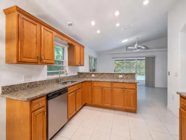 09_Modern_Kitchen_With_Pool_View