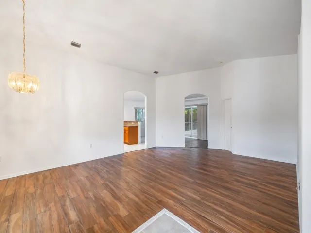 04_Living_Room_With_Pendant_Light
