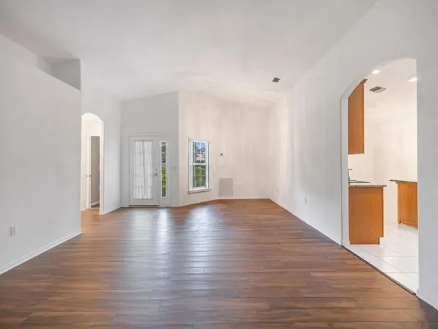 03_Airy_Living_Space