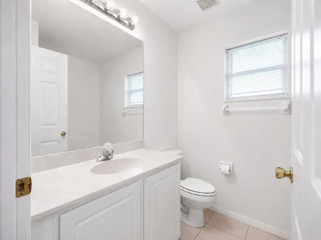 14_Guest_Bathroom_White