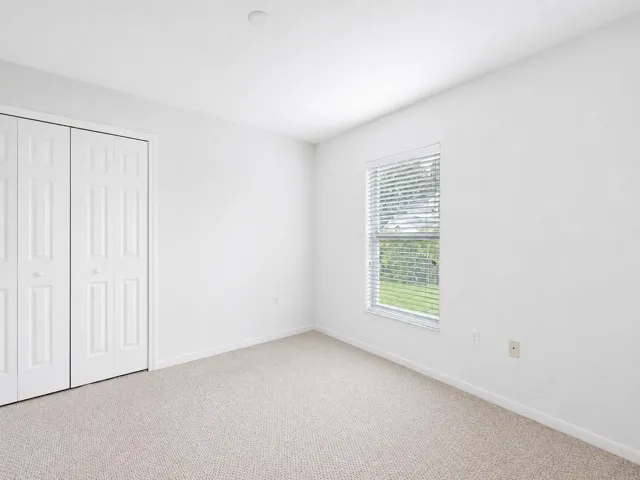 17_Bright_Bedroom