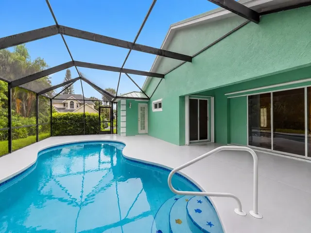07_Pool_Lanai_View