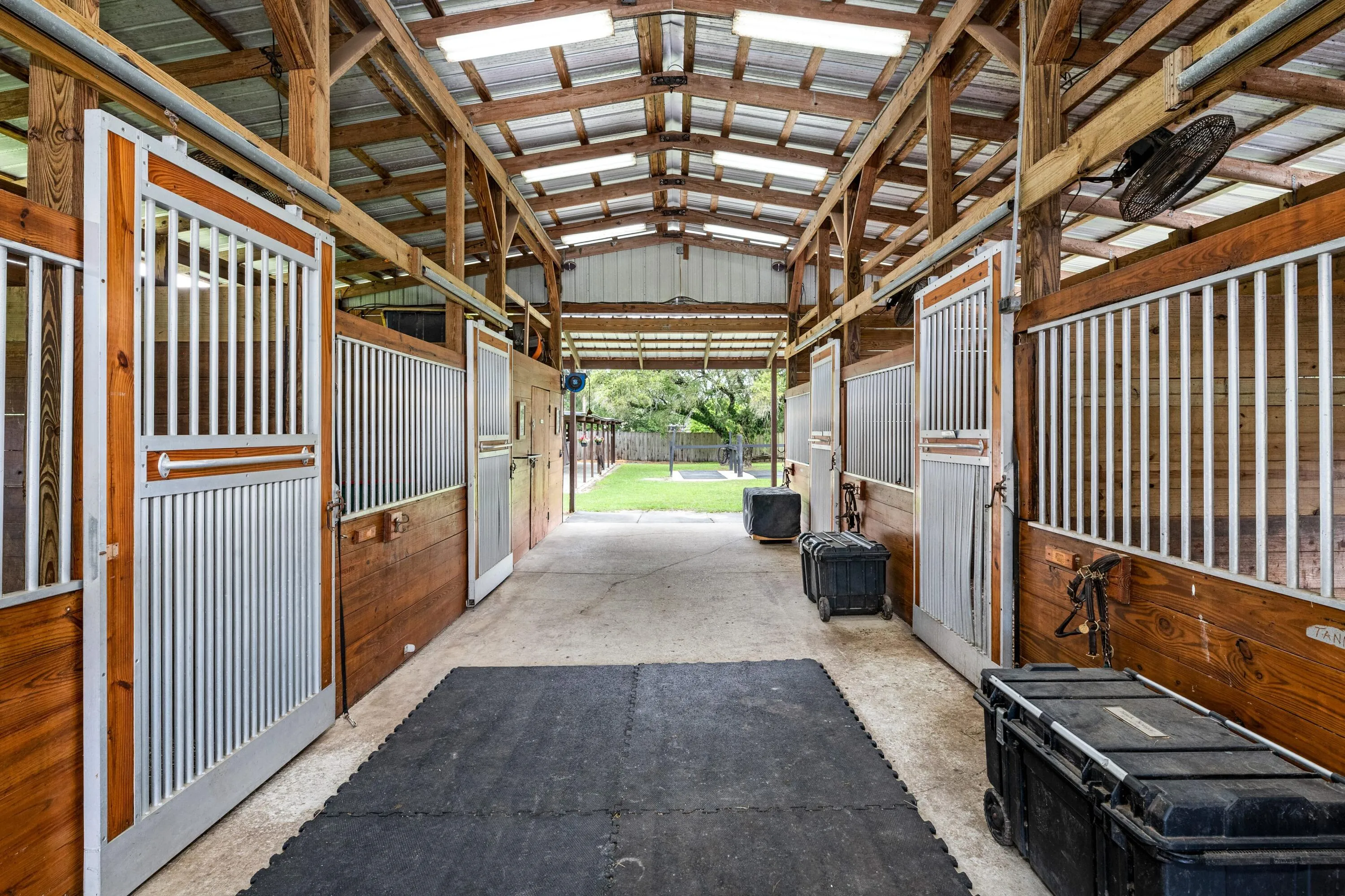 Center Aisle 7 Stall Barn