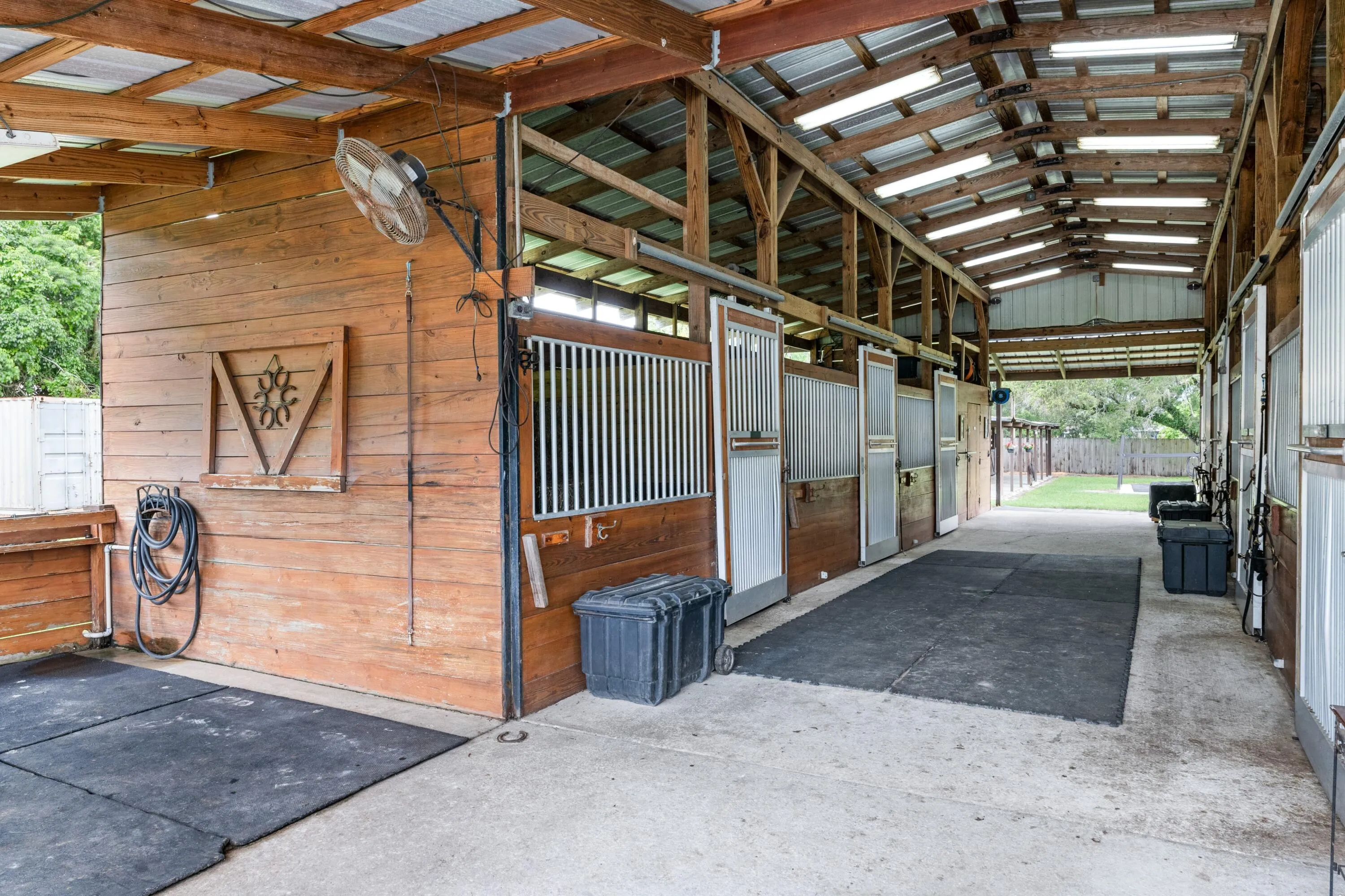Center Aisle 7 Stall Barn