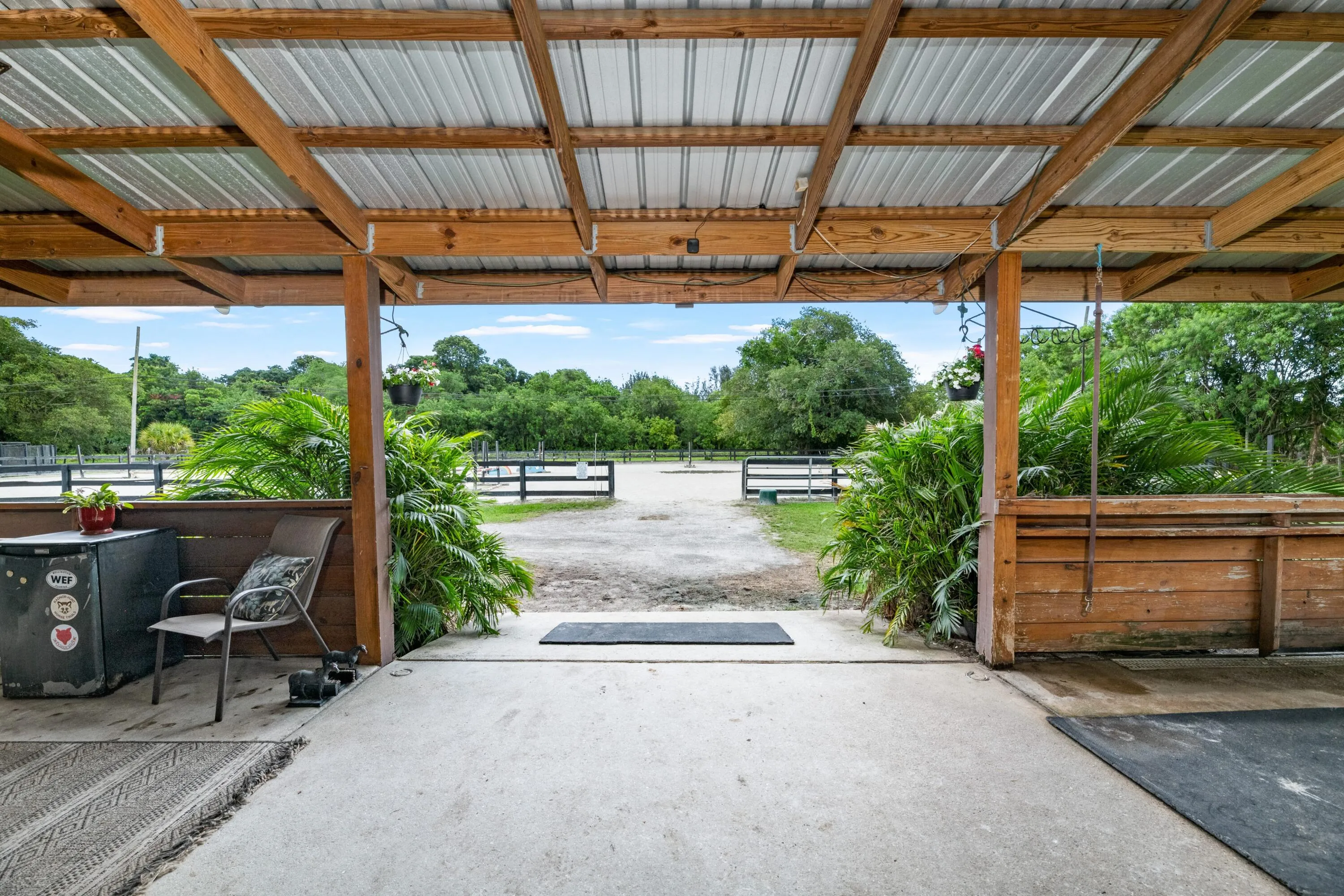Center Aisle 7 Stall Barn
