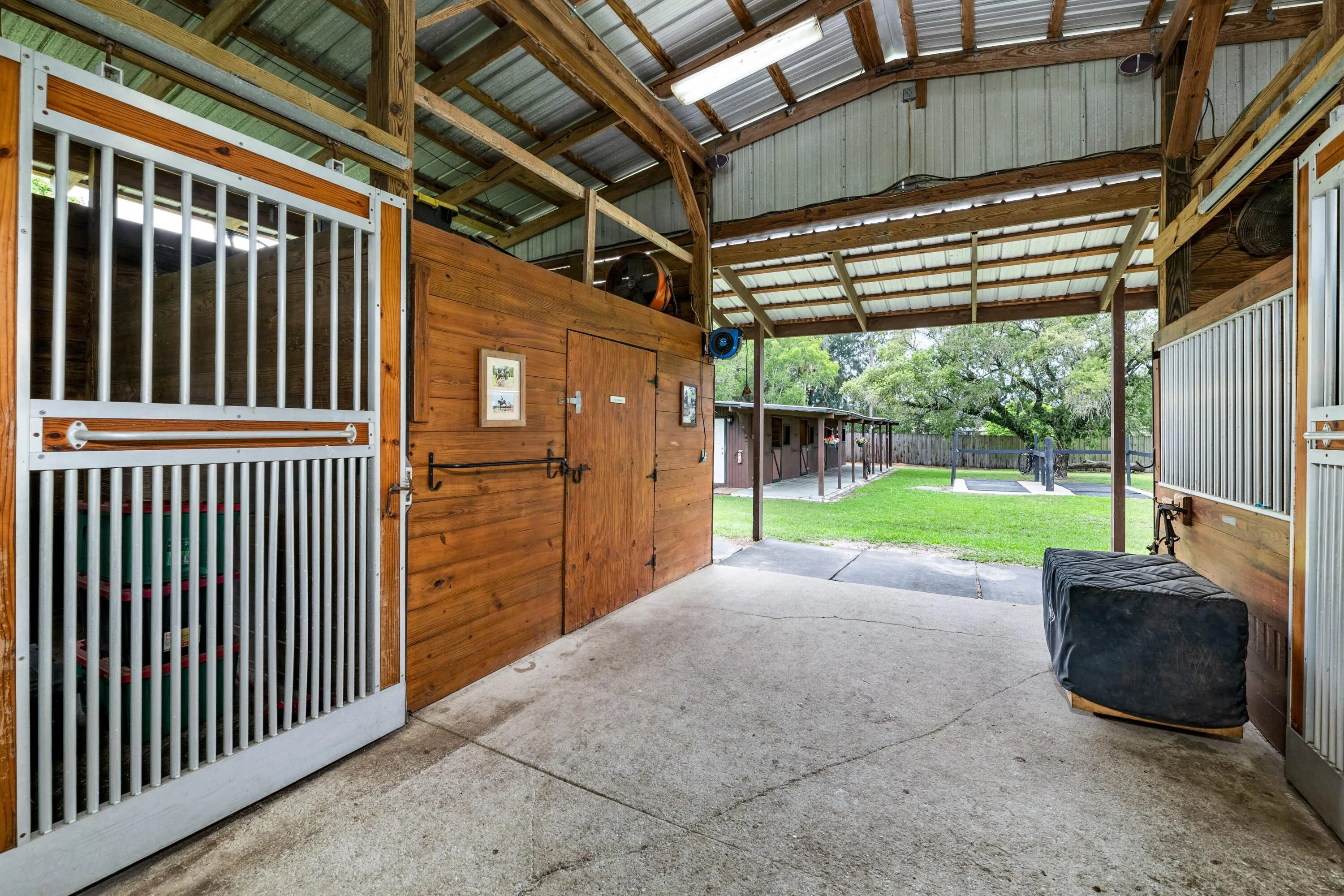 Center Aisle 7 Stall Barn