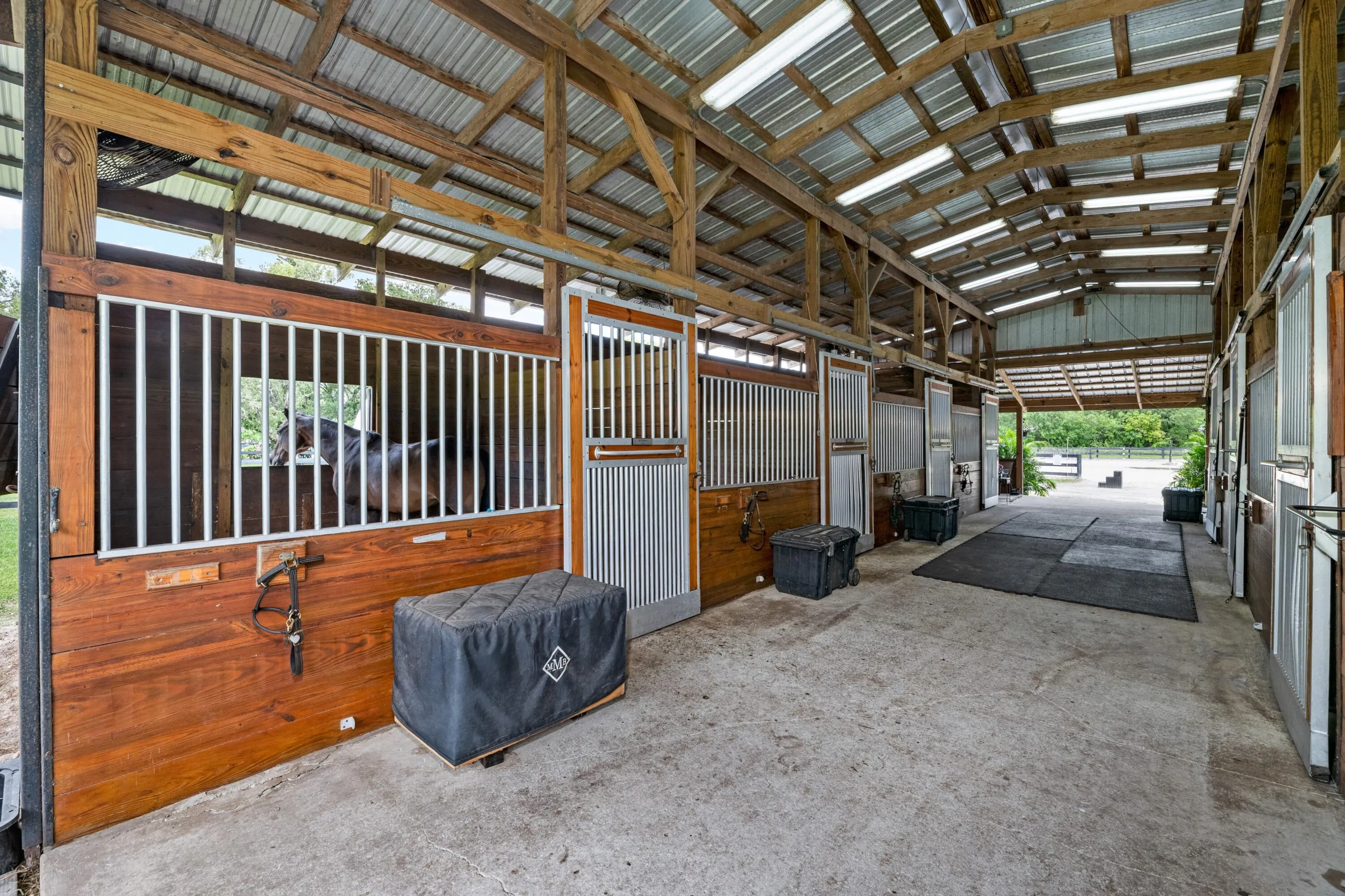 Center Aisle 7 Stall Barn