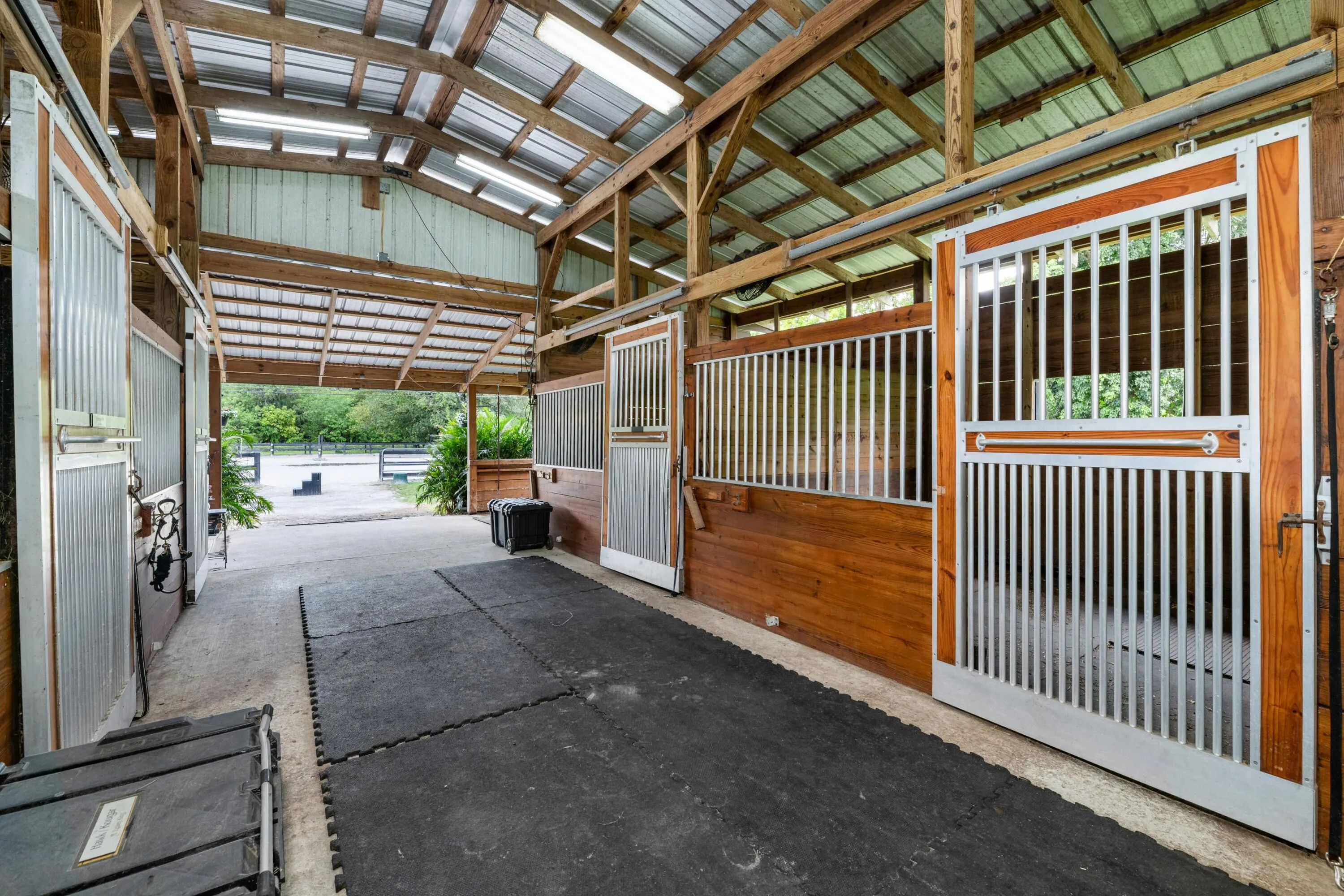 Center Aisle 7 Stall Barn