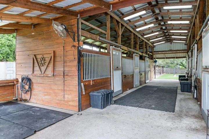 Center Aisle 7 Stall Barn