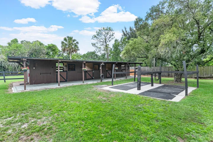 4 Stall Barn with Runouts and Feed/Tack Room