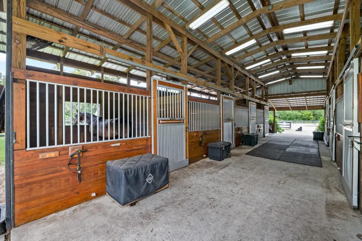 Center Aisle 7 Stall Barn