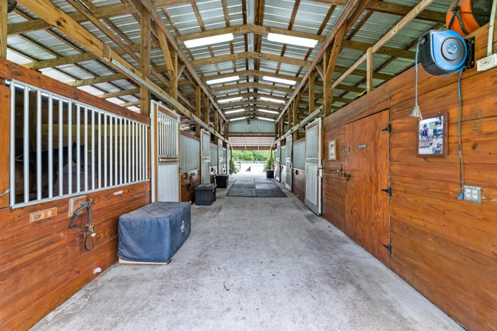 Center Aisle 7 Stall Barn
