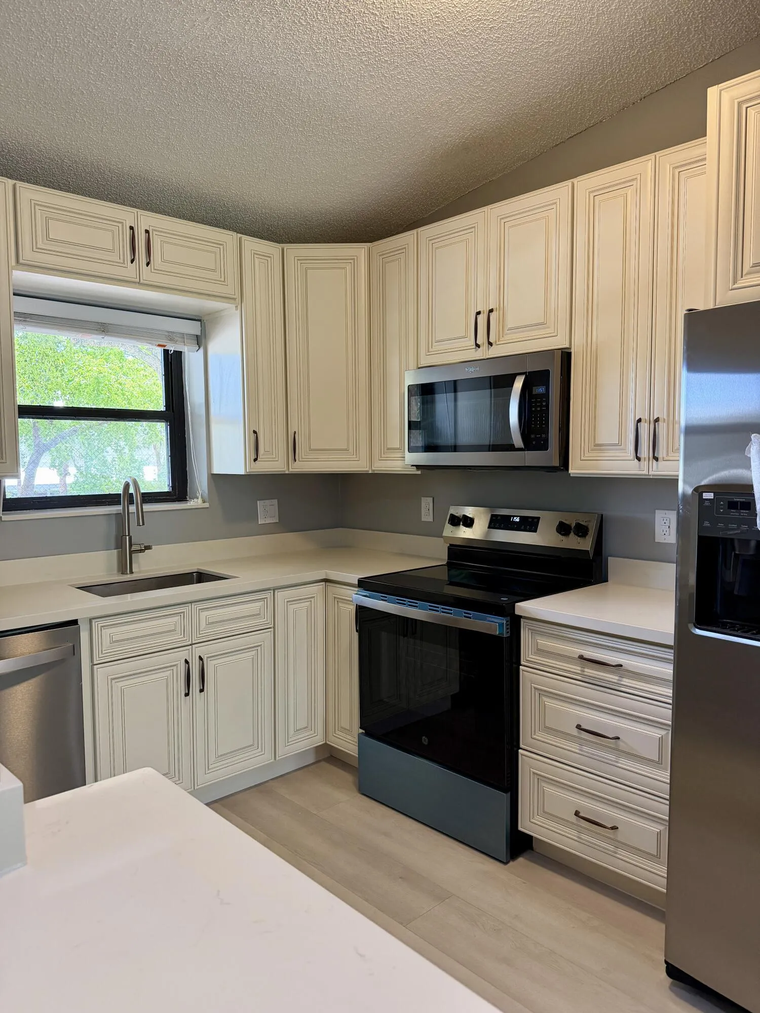 Quartz countertops & new cabinets