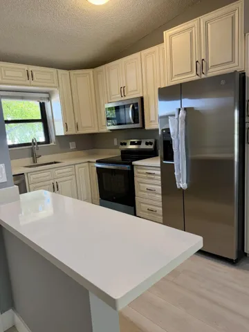 Windwood G222. Renovated and Fresh!