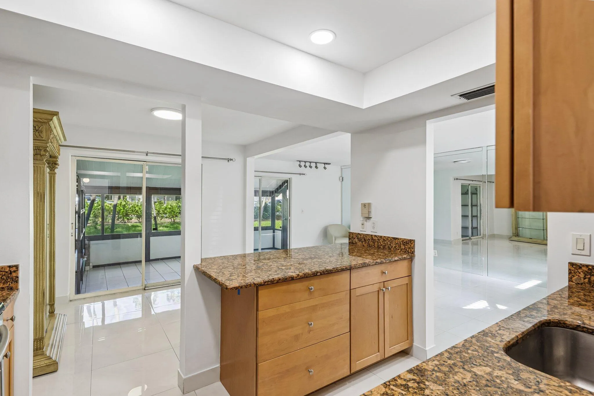11-web-or-mls-NW 2nd Ave-S2906-011