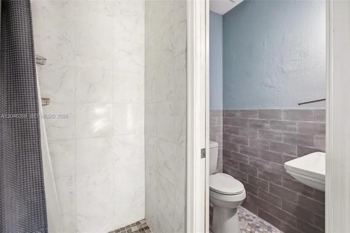 efficiency full bathroom