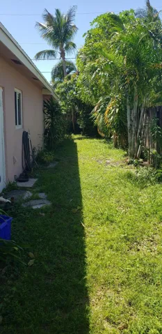 Side patio, plenty room for a boat storage in privacy.