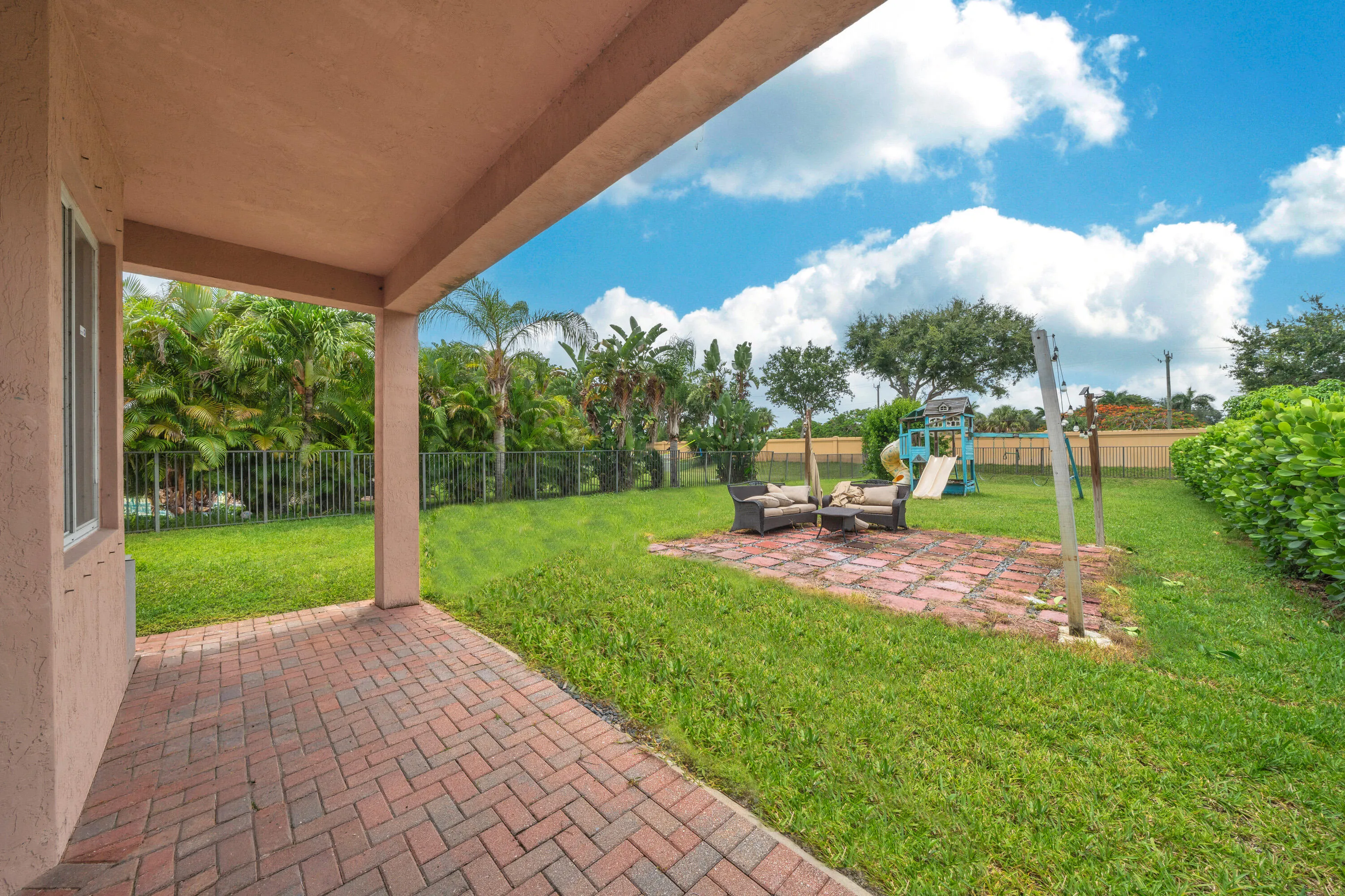 9 Patio+Backyard (2)