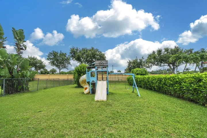 9 Patio+Backyard (3)