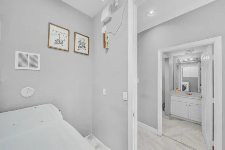 6 Laundry Room (3)