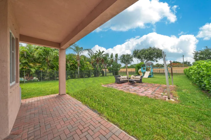 9 Patio+Backyard (2)