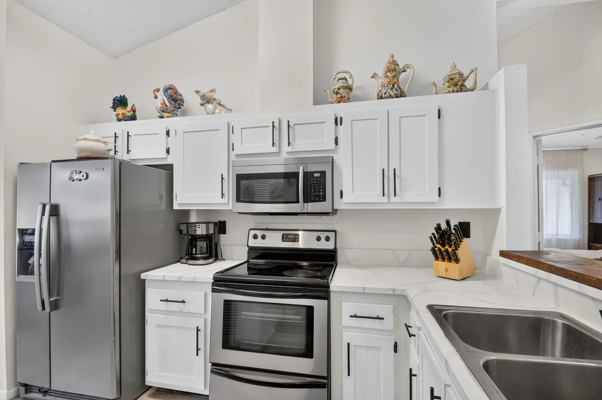 Refrigerator with Icemaker