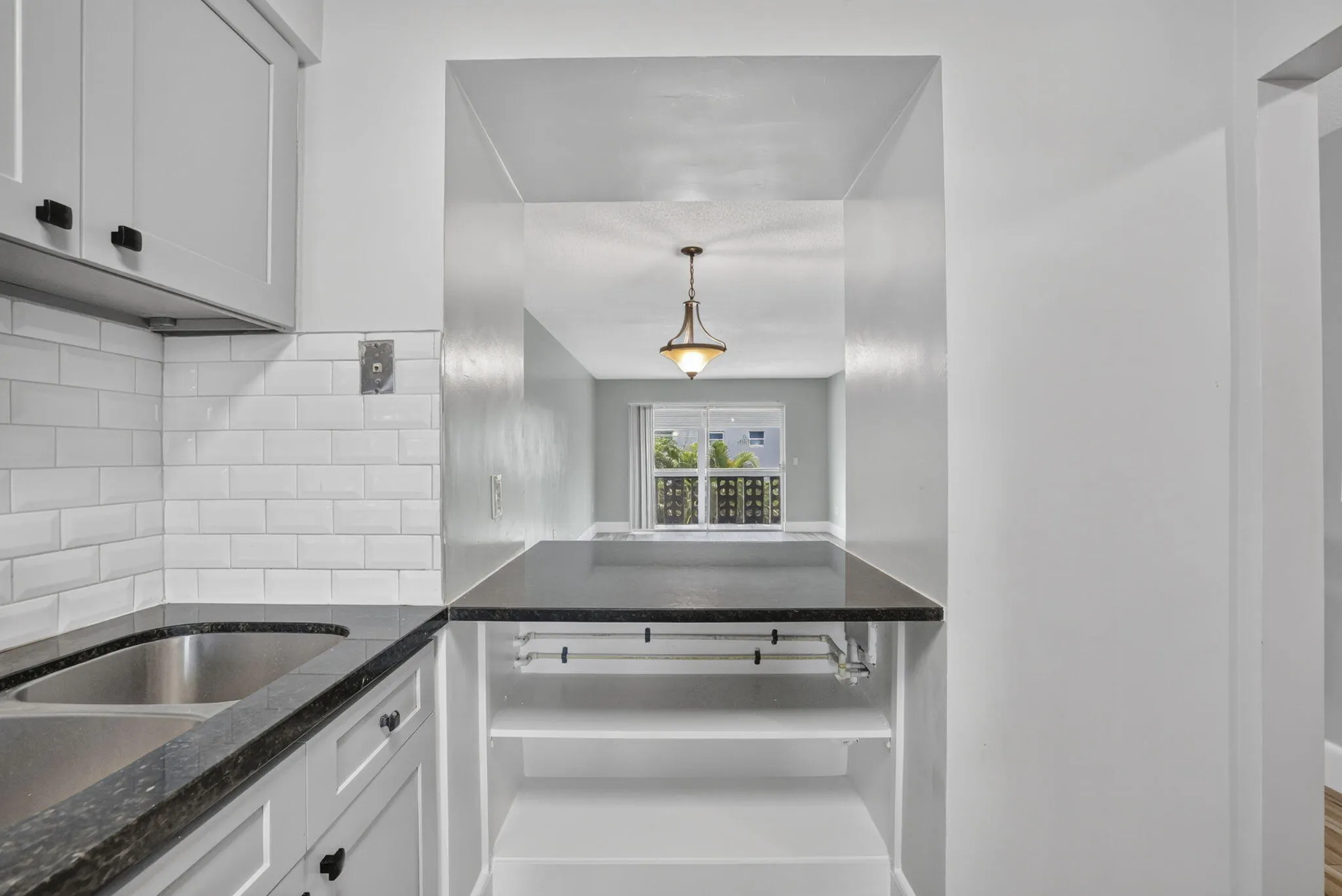 Kitchen w/ Passthrough