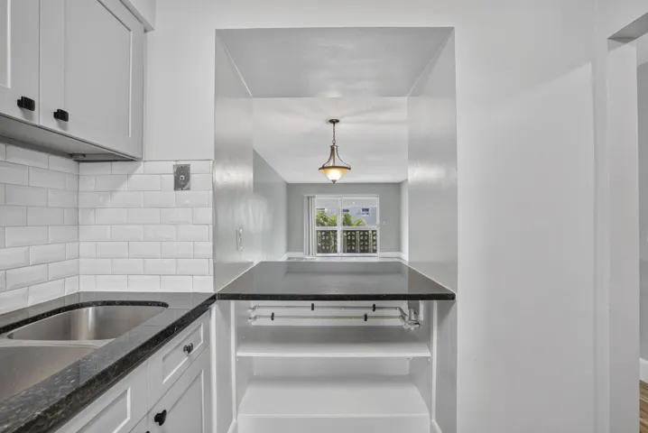 Kitchen w/ Passthrough