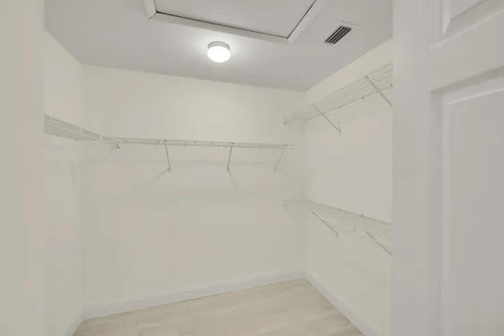 Walk-in-Closet
