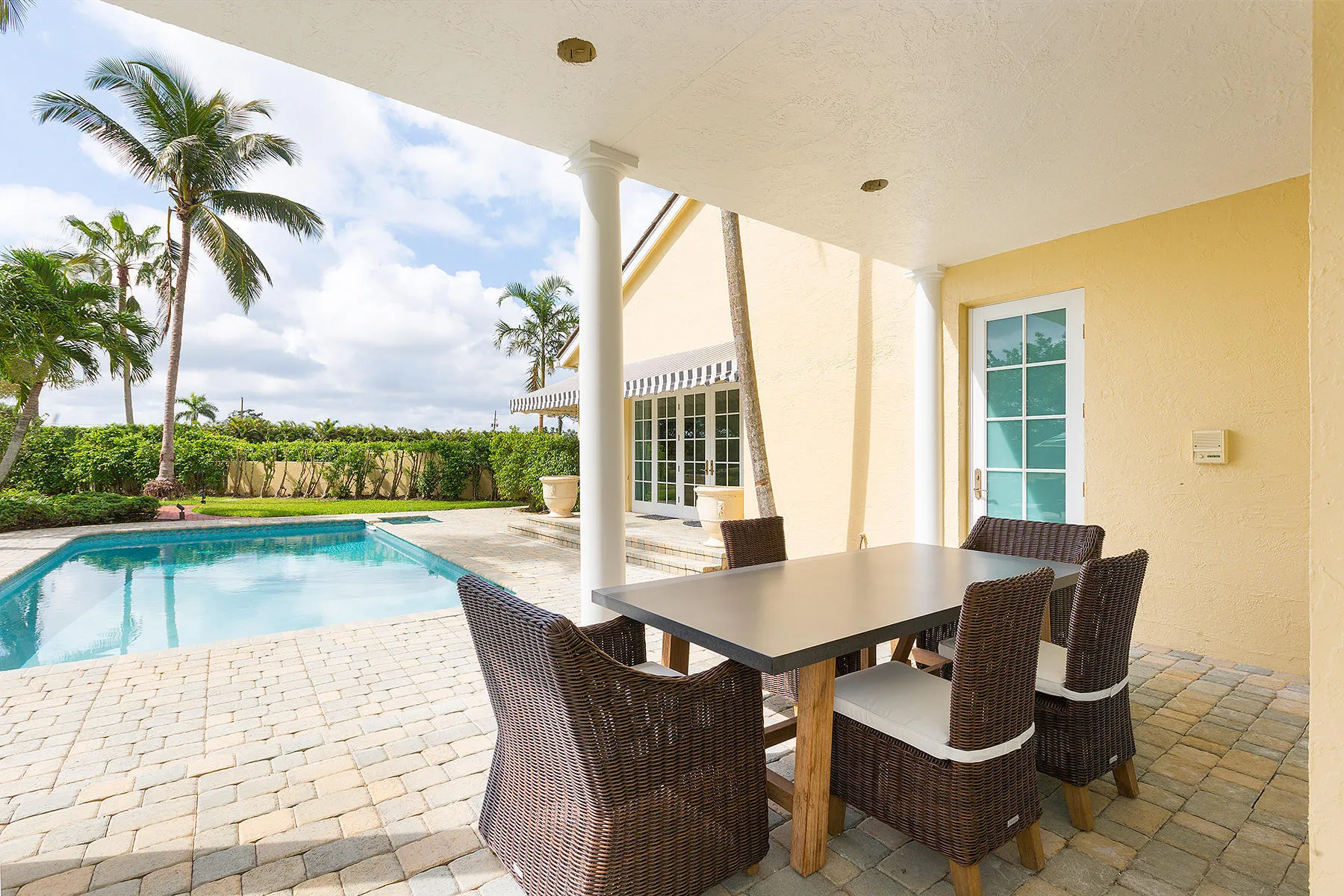 47_OutdoorDining