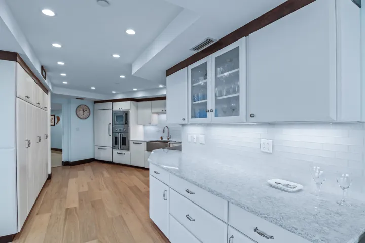 Kitchen - Viking & Bosch appliances.