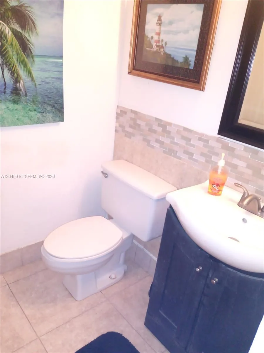 Guest 1/2 bath
