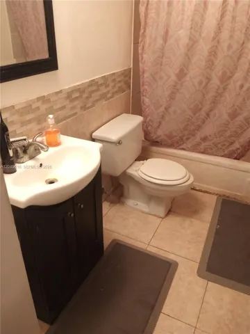 Guest 1/2 bath