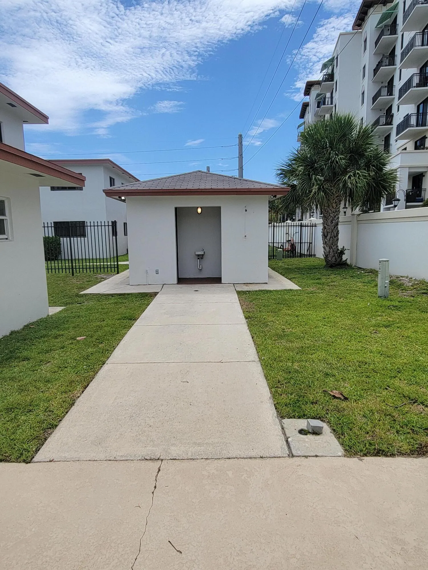 Pool house, bathrooms