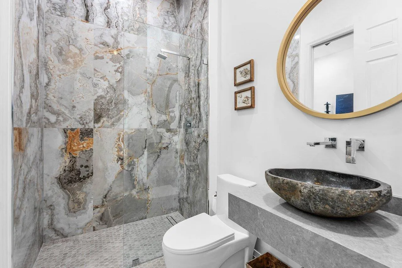 En-Suite Guest Bathroom & Powder Room