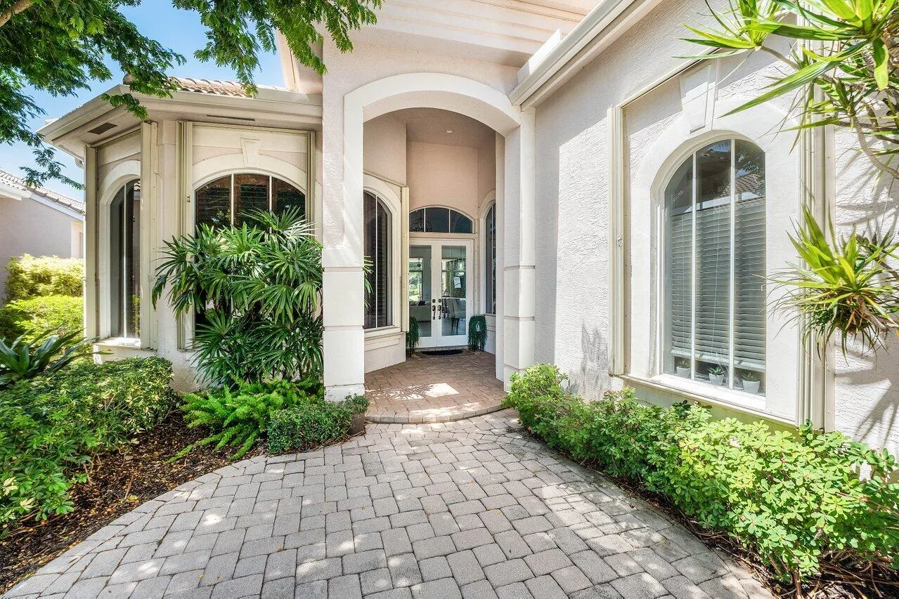 105 Island Cove Way Entranceway