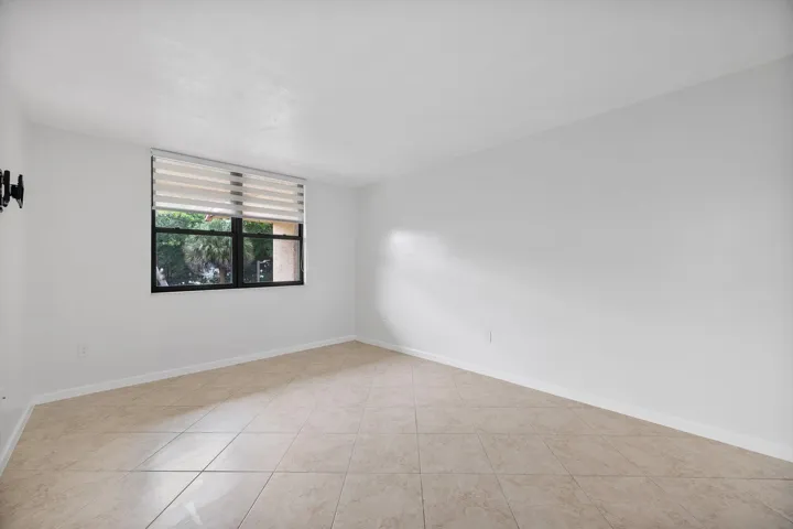 11-740 NE 199 St APT 205G_011