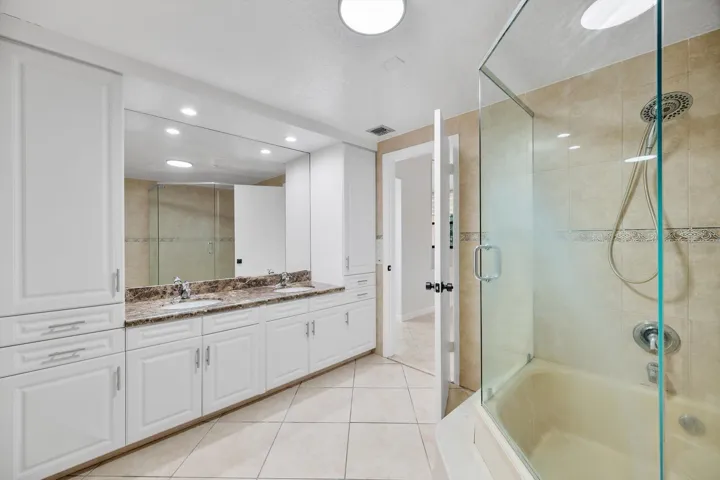 13-740 NE 199 St APT 205G_013