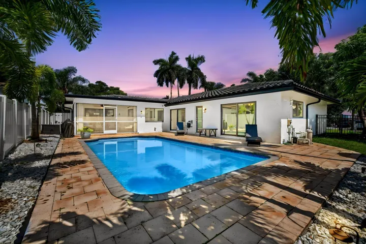 02_Twilight_Pool_Rear_Exterior
