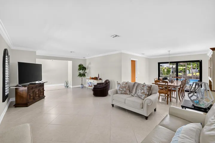 05_Open_Living_Dining_Area_Pool_View