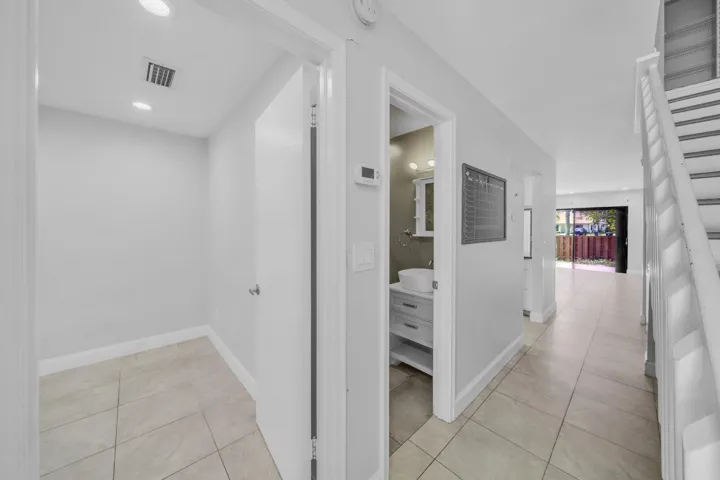 4 Foyer