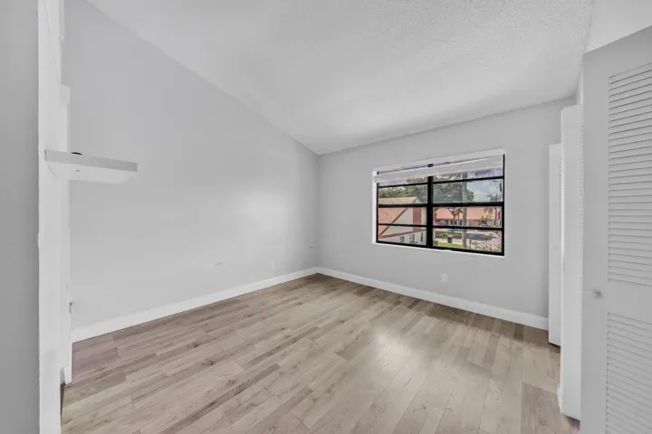 17 Primary Bedroom (1)