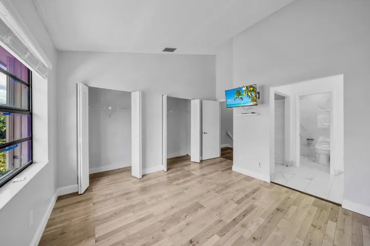 17 Primary Bedroom (2)