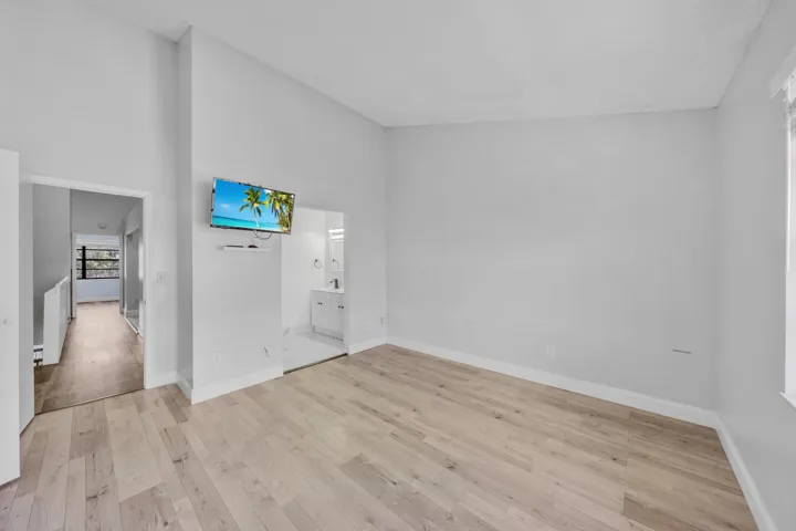 19 Primary Bedroom (2)