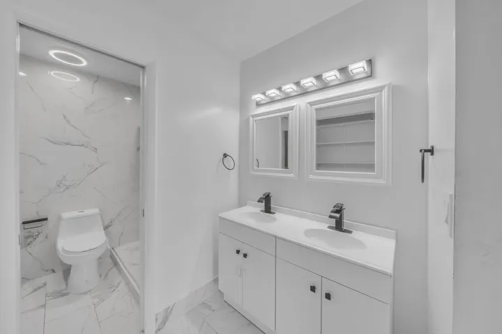 18 Jack and Jill Bathroom (2)