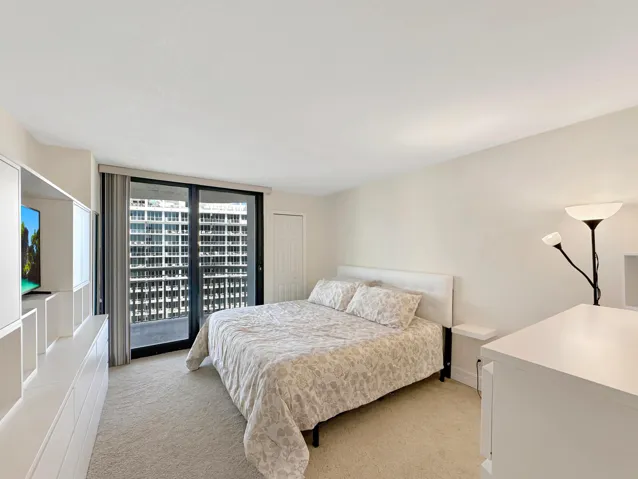 Bedroom w/ King Bed