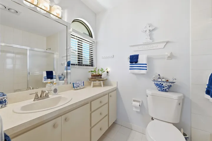 Second floor guest bedroom 2 en suite full bathroom.